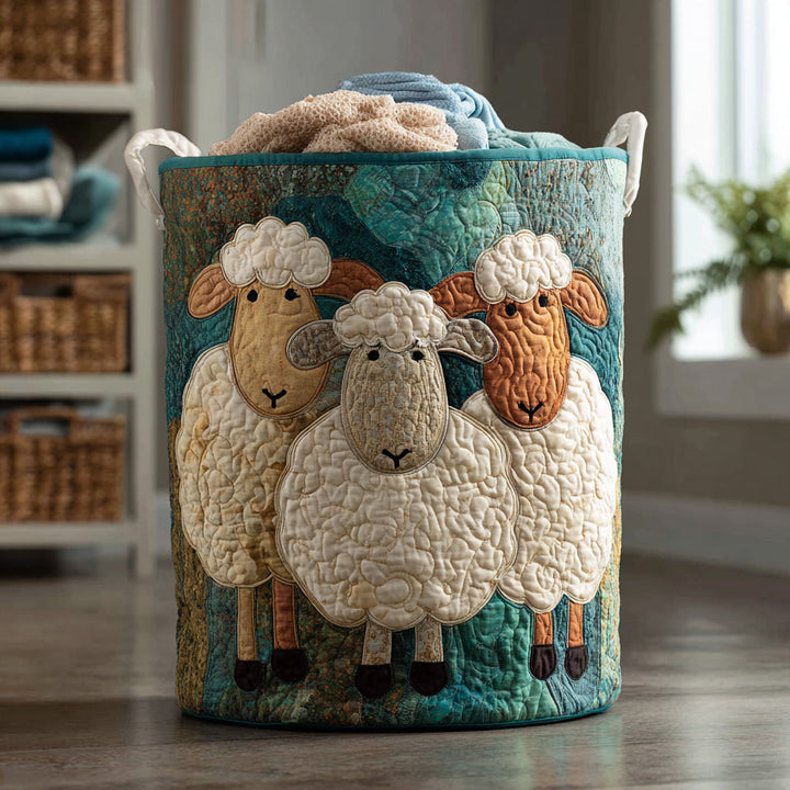 Ronde gewatteerde mand met drie applicatieschapen op een blauwgroene achtergrond, gevuld met handdoeken en met witte handgrepen, op een houten vloer. 1