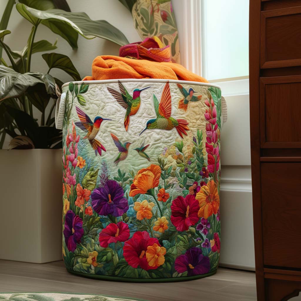 Gewatteerde mand met kolibries en kleurrijke bloemen, vol oranje handdoeken, naast een kamerplant en een houten kast bij het raam. 1