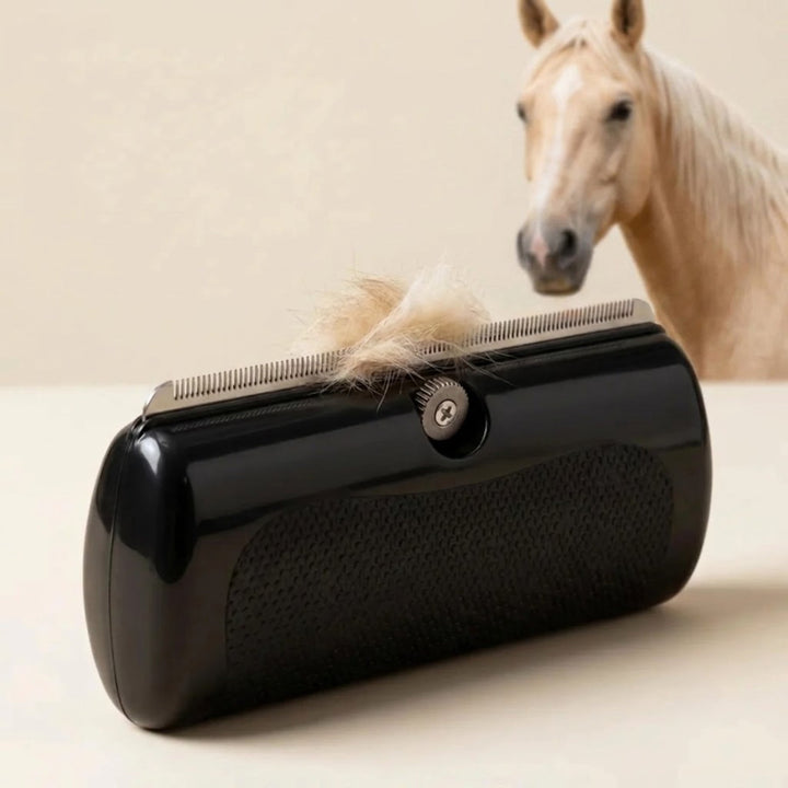 Zwarte borstel met metalen tanden en een plukje blond paardenhaar, met op de achtergrond een palomino paard in een lichte studio. 1