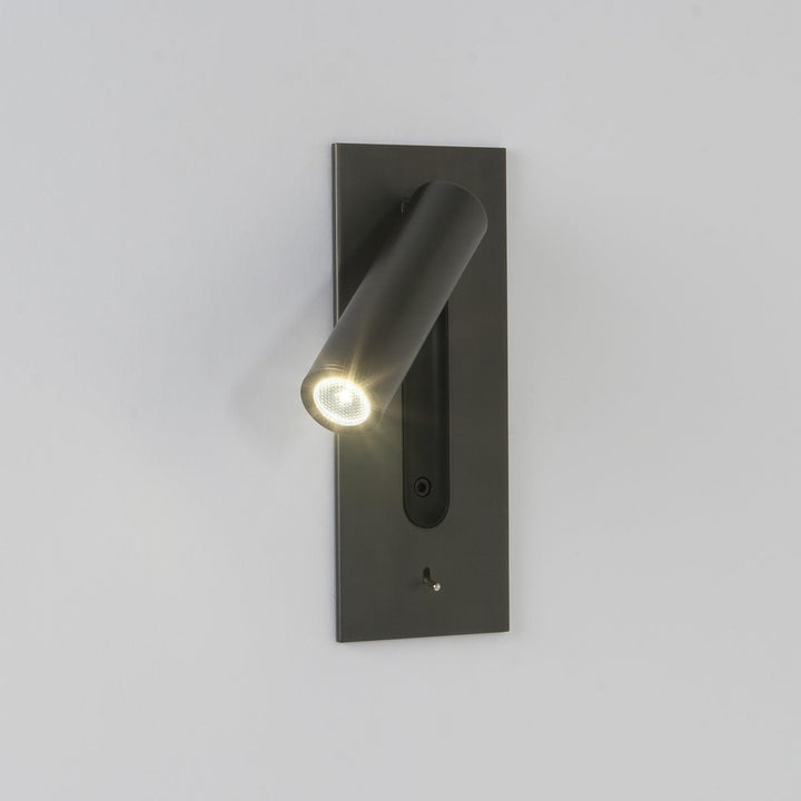 Maatschema van de wandlamp met afmetingen van plaat en cilinder, plus zijaanzicht van de inbouwdiepte 5