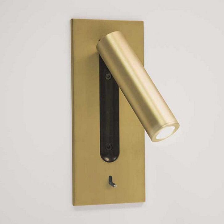 Wandlamp met gouden plaat en cilinder, spot naar rechtsonder gericht, zwarte sleuf en schakelaar 26