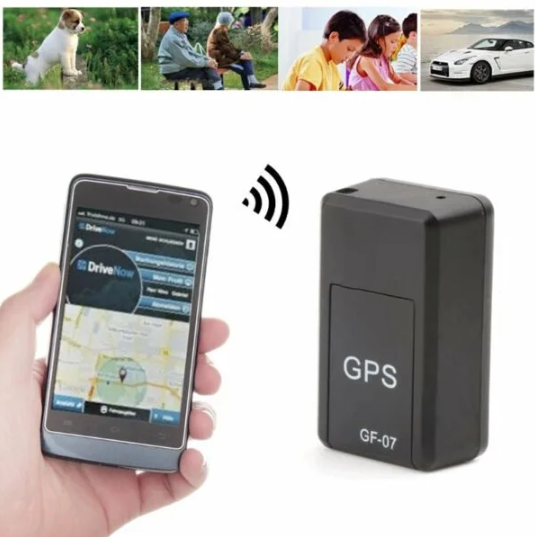 Hand houdt een smartphone met kaartweergave naast de zwarte tracker, met draadloos signaalsymbool en kleine foto's van een puppy, ouderen, kinderen en een auto. 3