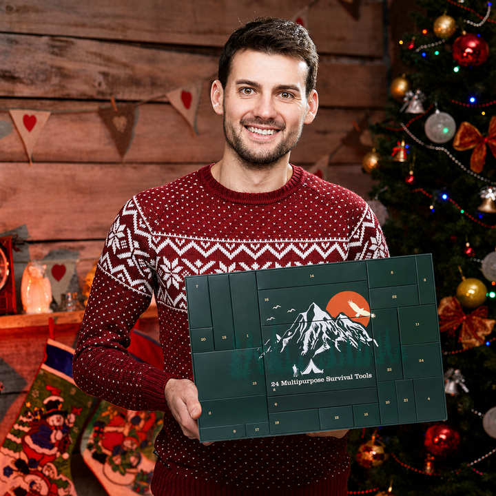 Lachende man in een rode kersttrui houdt de groene adventskalender vast voor een kerstboom 9