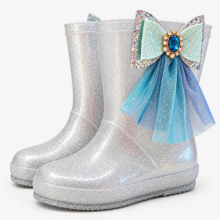 Zilverkleurige glitterlaarzen met strik, blauwe edelsteen en blauw tule lint aan de schacht, schuin van voren. 7