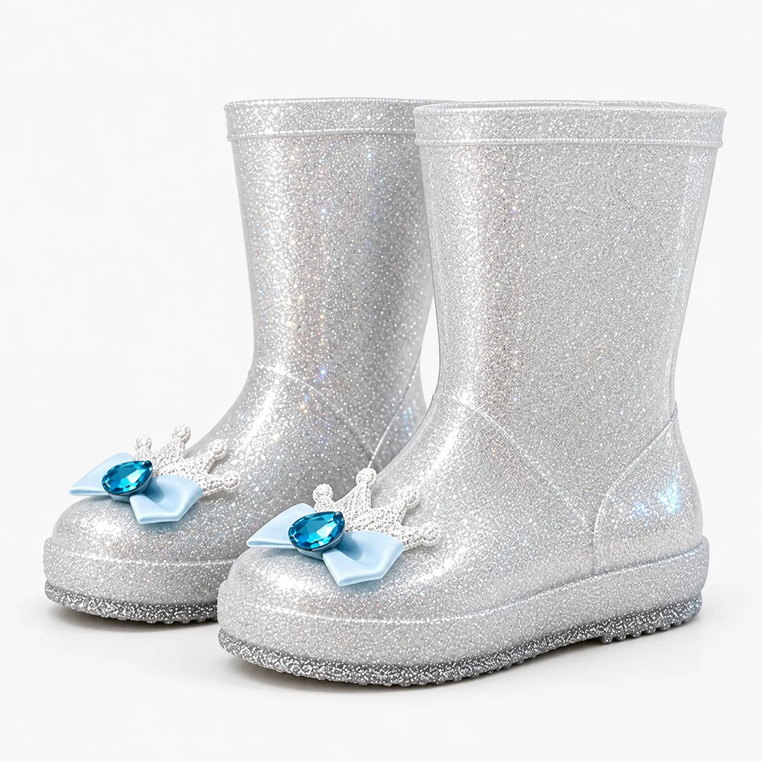 Zilverkleurige glitterlaarzen met een kroontje, lichtblauwe strik en blauwe druppelvormige steen op de neus. 8