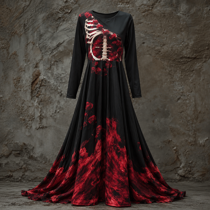 Zwarte maxi-jurk met lange mouwen, wit skeletlijfje met rozen en rode vlammenachtige print onderaan de wijde rok. 3