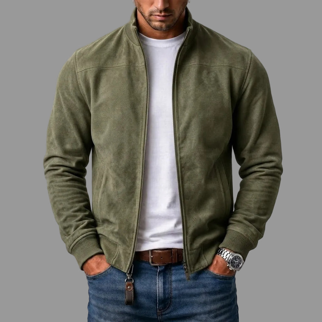Olijfgroene suèdelook jack, gedragen door een model met wit T-shirt en jeans, met leren hangertje aan de ritstrekker. 3