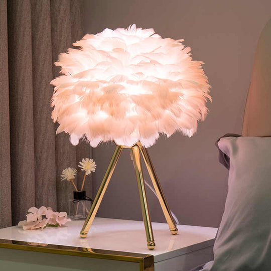 Dimmable Table Lamp with Luxurious Feathers – Pluma