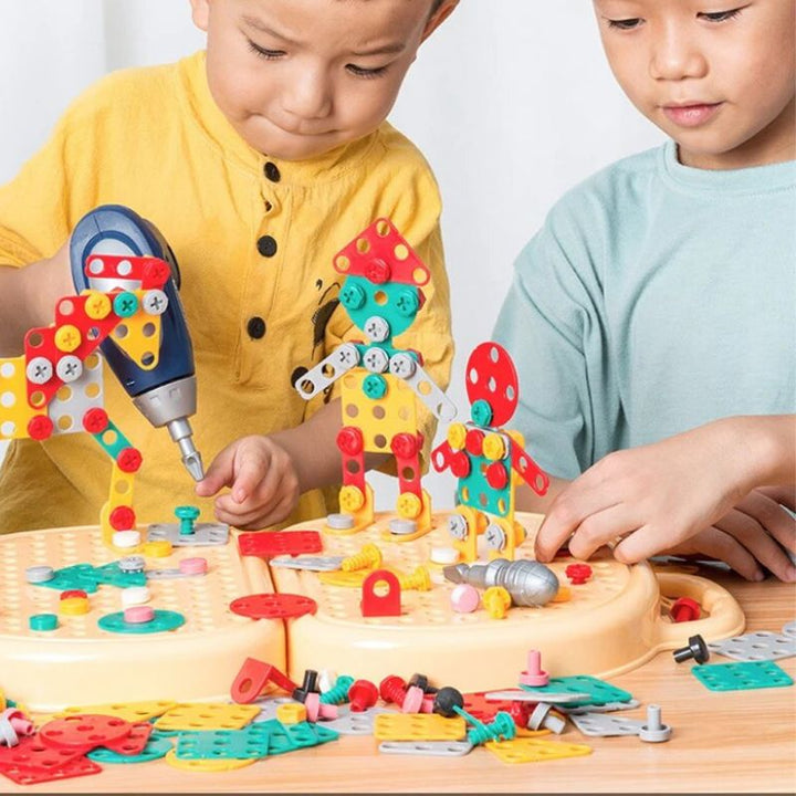 Twee kinderen bouwen samen kleurrijke figuren van plaatjes en schroeven, een van hen gebruikt de blauwe speelgoedboor op de bouwplaat. 3