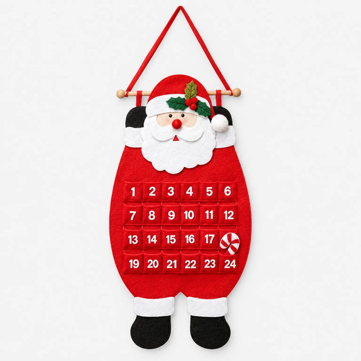 Vilten kerstmankalender met genummerde vakjes van 1 tot 24 en een zuurstokje, vrijstaand op een effen lichte achtergrond. 2