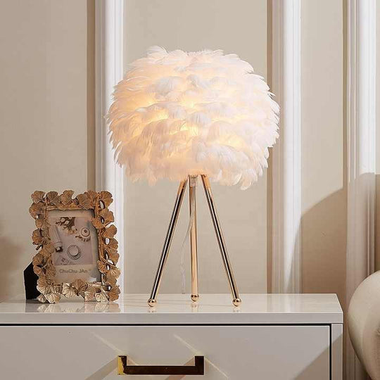 Dimmable Table Lamp with Luxurious Feathers – Pluma
