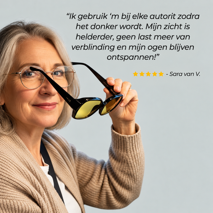 Vrouw met grijs haar en een bril op sterkte houdt een zwarte overzetbril met gele lenzen omhoog, naast een klantbeoordeling. 8