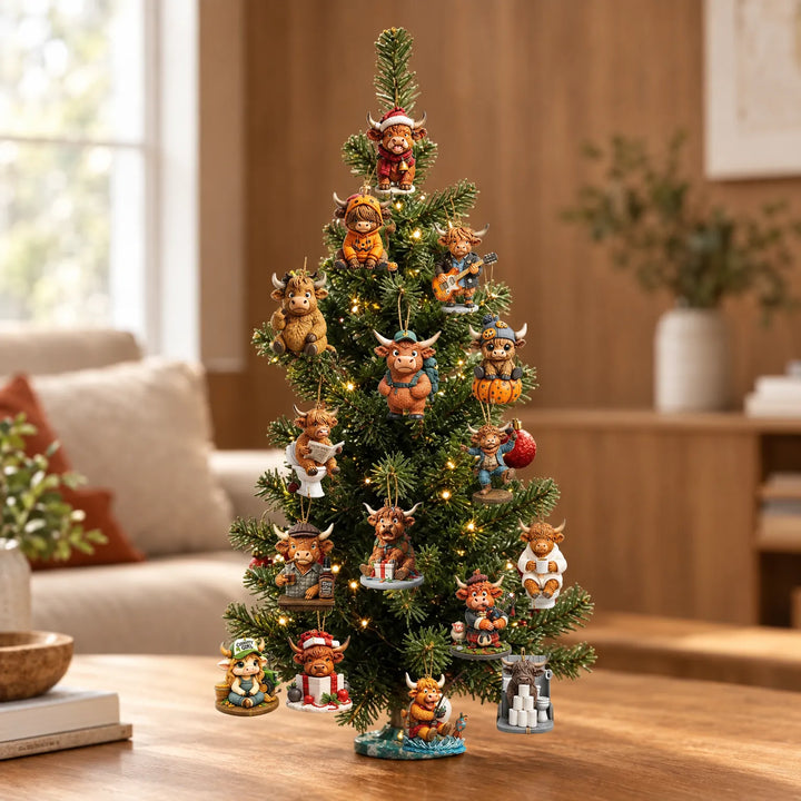Kleine verlichte kerstboom in een woonkamer, versierd met een hele reeks hangende hooglanderkoe-figuurtjes in uiteenlopende outfits en poses. 1