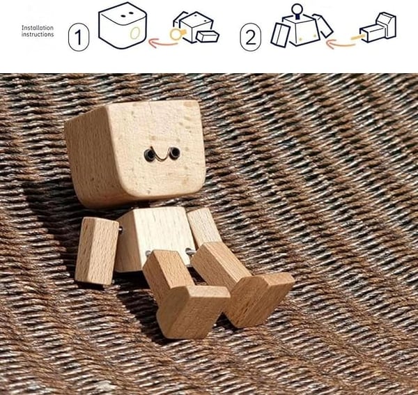 Het zittende houten figuurtje op een geweven ondergrond, met bovenaan een schematische montage-instructie in twee stappen. 7