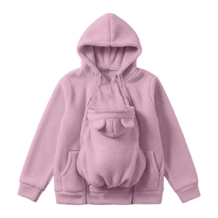 Roze sherpa fleece hoodie plat neergelegd, met het afneembare babydragerpaneel met beren-oortjes en ritsen aan de voorkant. 1