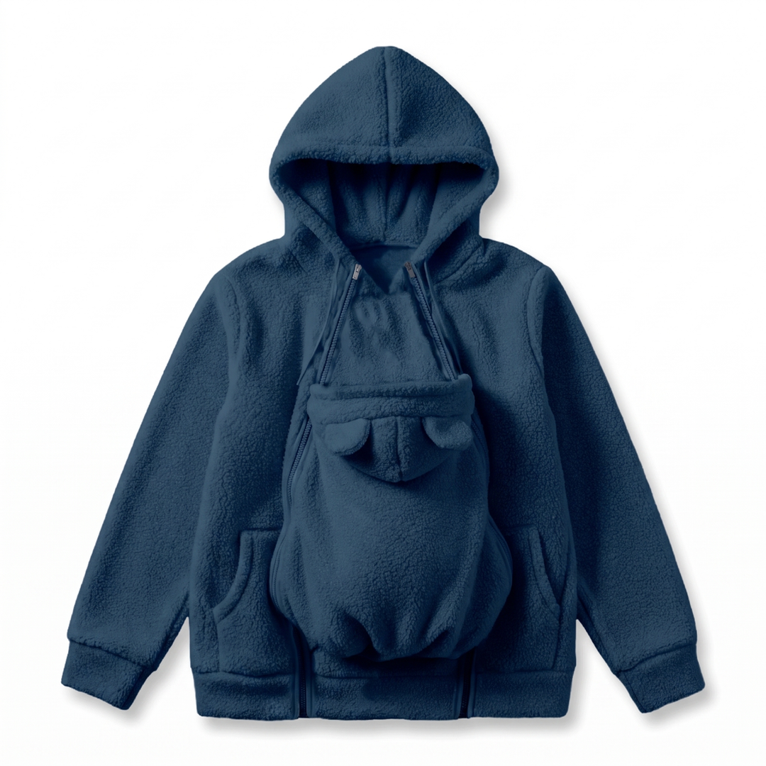 Donkerblauwe sherpa hoodie plat neergelegd met het afneembare babydragerpaneel met beren-oortjes en ritsen aan de voorkant. 10