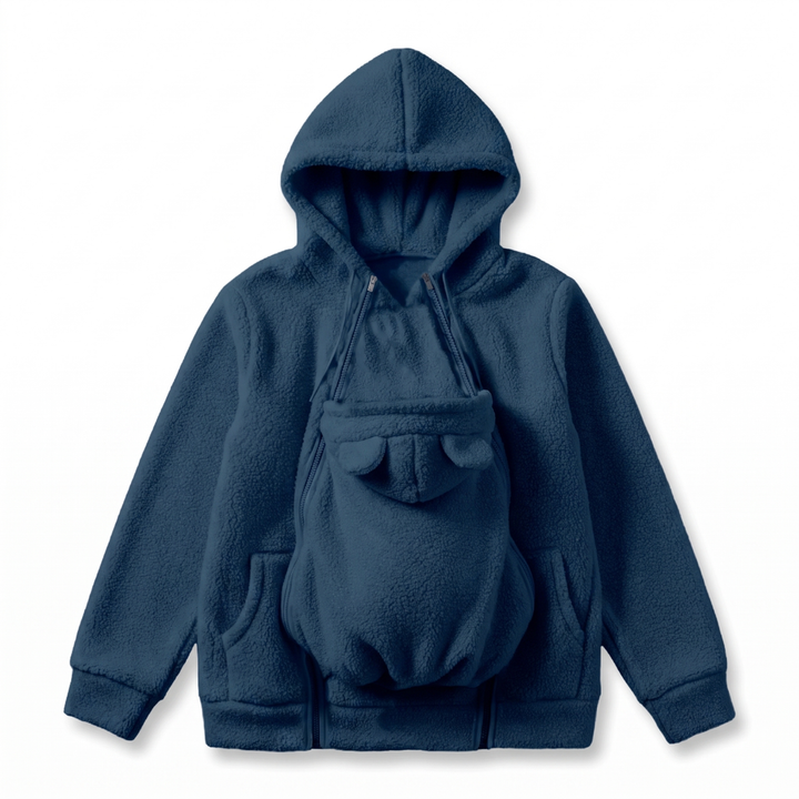 Donkerblauwe sherpa hoodie plat neergelegd met het afneembare babydragerpaneel met beren-oortjes en ritsen aan de voorkant. 10