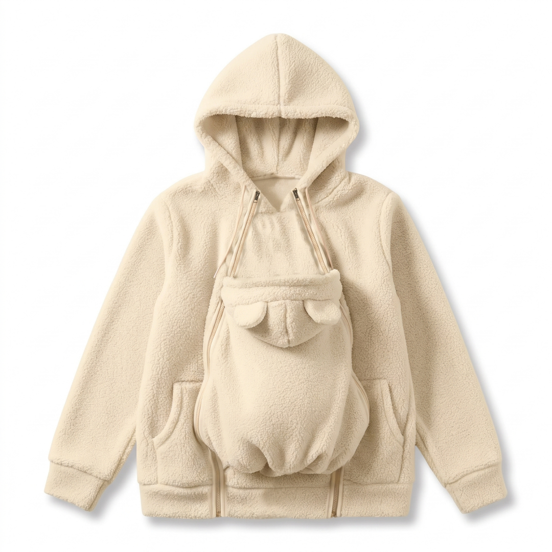 Beige sherpa hoodie plat neergelegd met het afneembare babydragerpaneel met beren-oortjes, twee voorzakken en ritsen. 11
