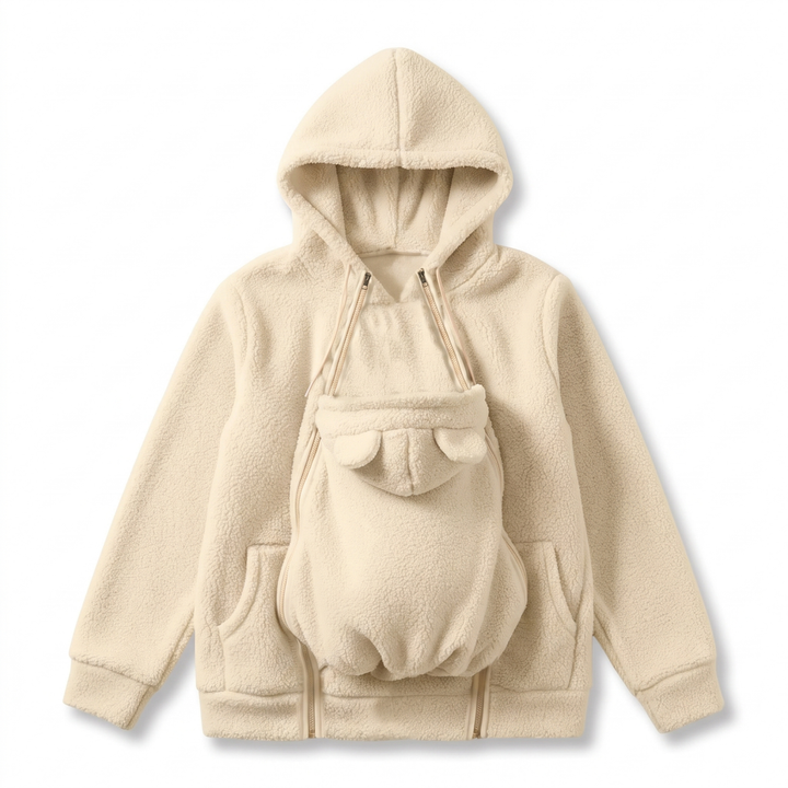 Beige sherpa hoodie plat neergelegd met het afneembare babydragerpaneel met beren-oortjes, twee voorzakken en ritsen. 11