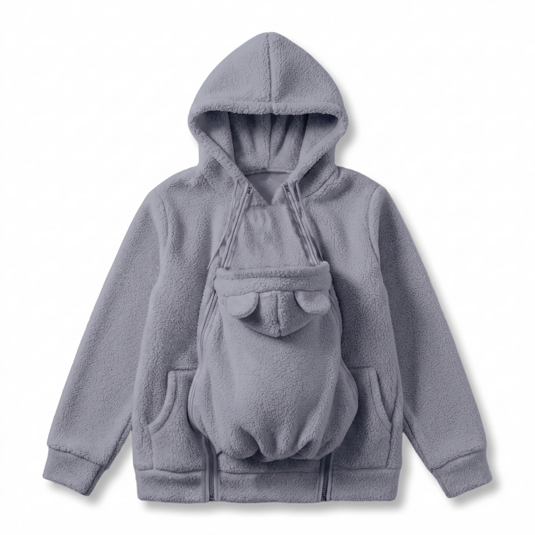 Grijze sherpa hoodie plat neergelegd met het afneembare babydragerpaneel met beren-oortjes, zakken en ritsen aan de voorkant. 12