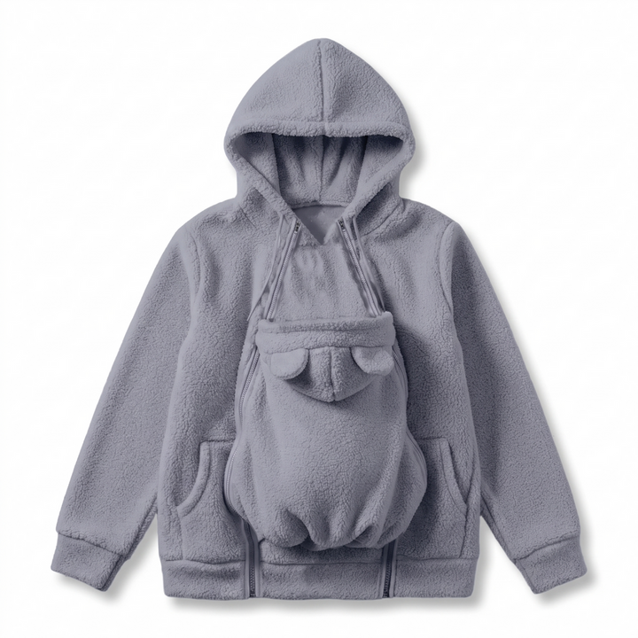 Grijze sherpa hoodie plat neergelegd met het afneembare babydragerpaneel met beren-oortjes, zakken en ritsen aan de voorkant. 12