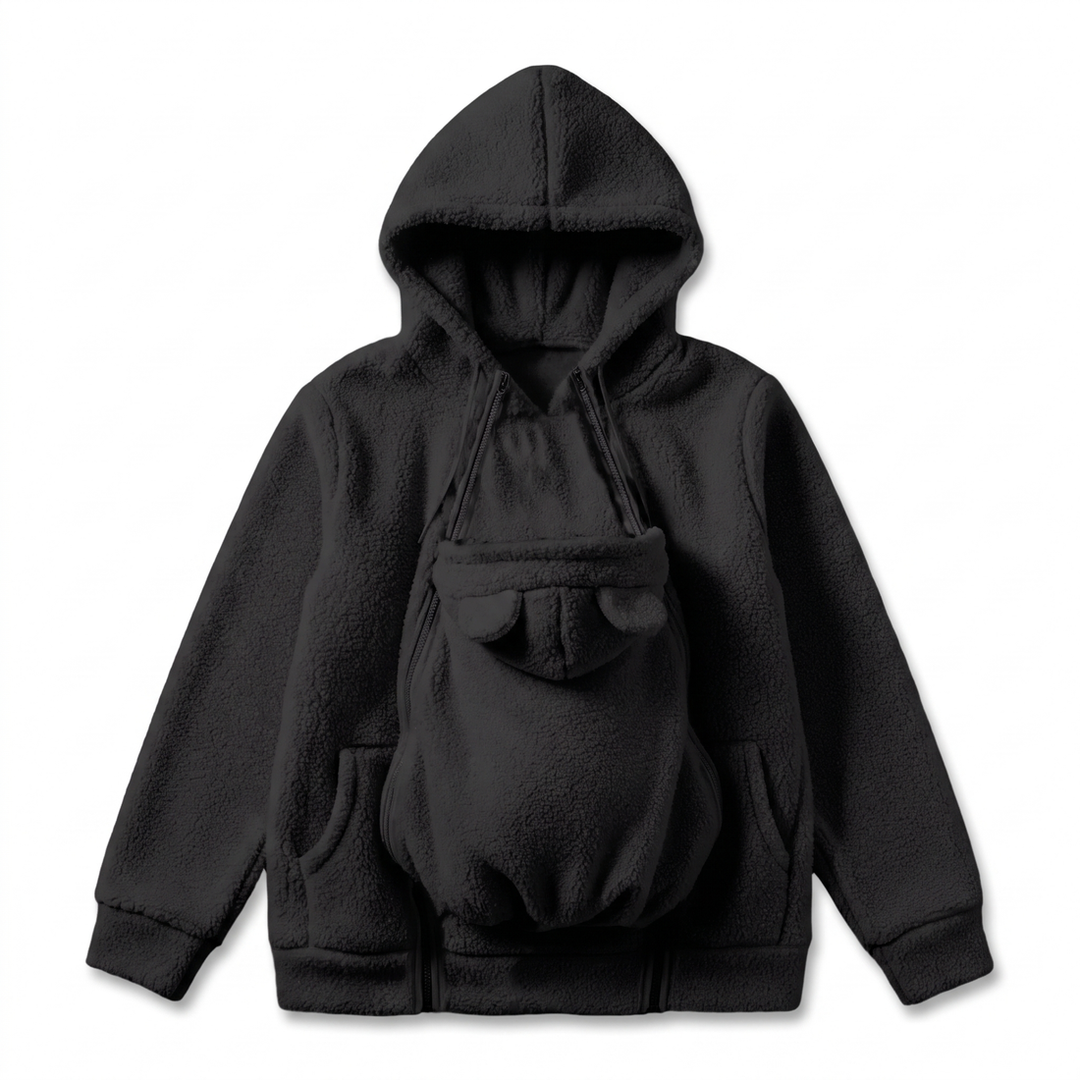 Zwarte sherpa hoodie plat neergelegd met het afneembare babydragerpaneel met beren-oortjes en dubbele ritsen aan de voorkant. 13