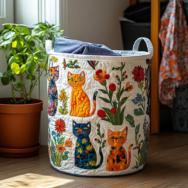 Ronde gewatteerde wasmand met kleurrijke katten en bloemen, gevuld met blauwe was, naast een plant bij het raam. 1
