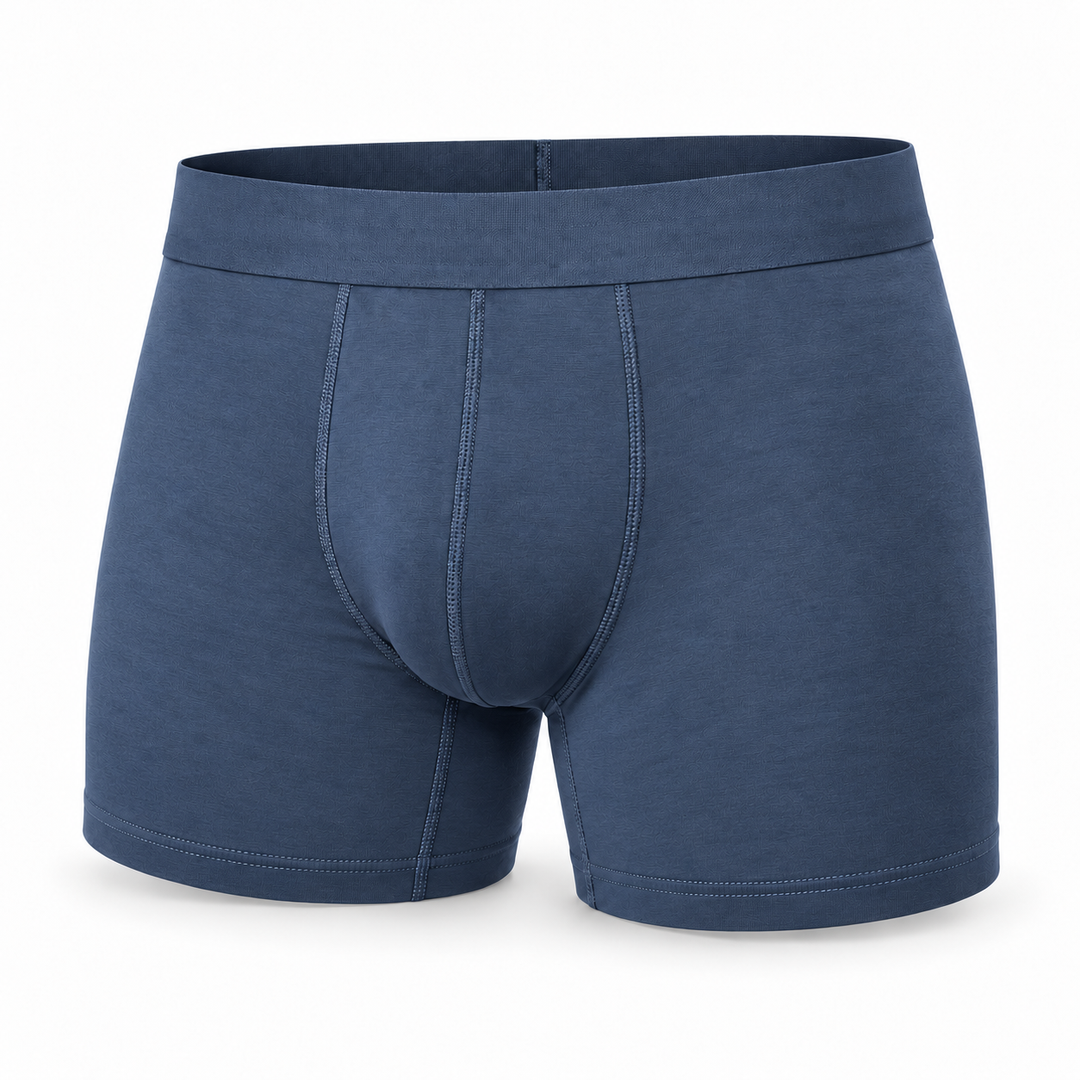 Staalblauwe boxershort met langere pijp, vooraanzicht van één exemplaar met stiksels en brede tailleband. 9