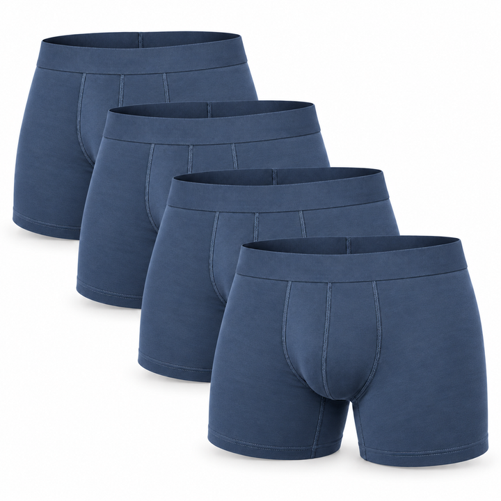 Set van vier staalblauwe boxershorts, gestapeld en iets verschoven, vooraanzicht met brede tailleband. 10