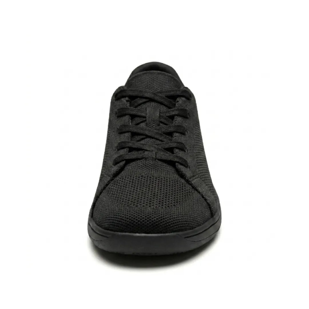 Voorkant van de zwarte sneaker met de gekruiste veters en het ademende mesh bovenwerk bij de neus. 17
