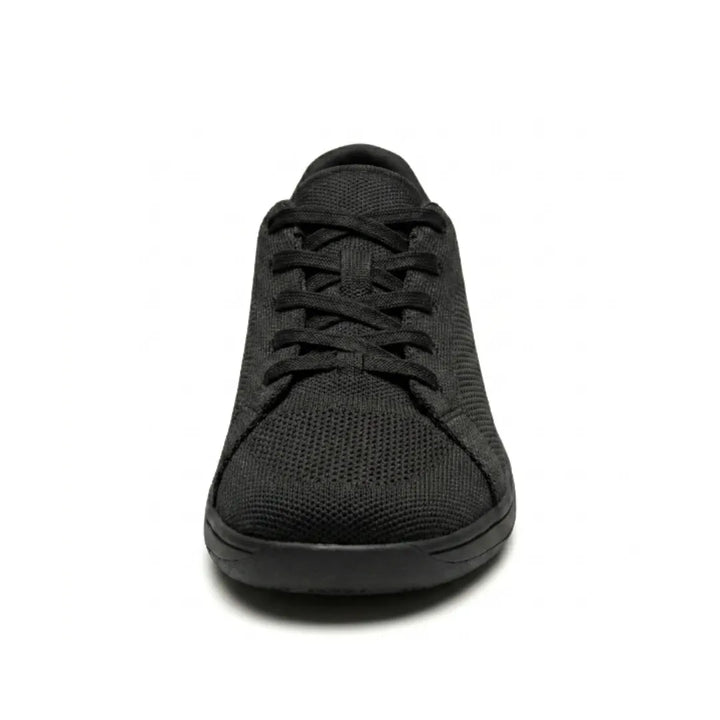 Voorkant van de zwarte sneaker met de gekruiste veters en het ademende mesh bovenwerk bij de neus. 17