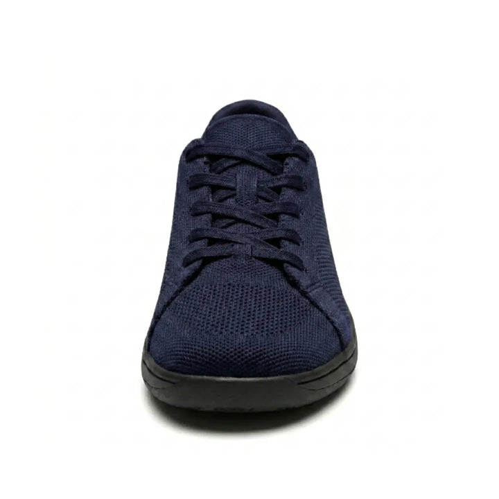 Marineblauwe gebreide sneaker met zwarte zool en veters, recht van voren gezien, met de brede ronde neus. 26