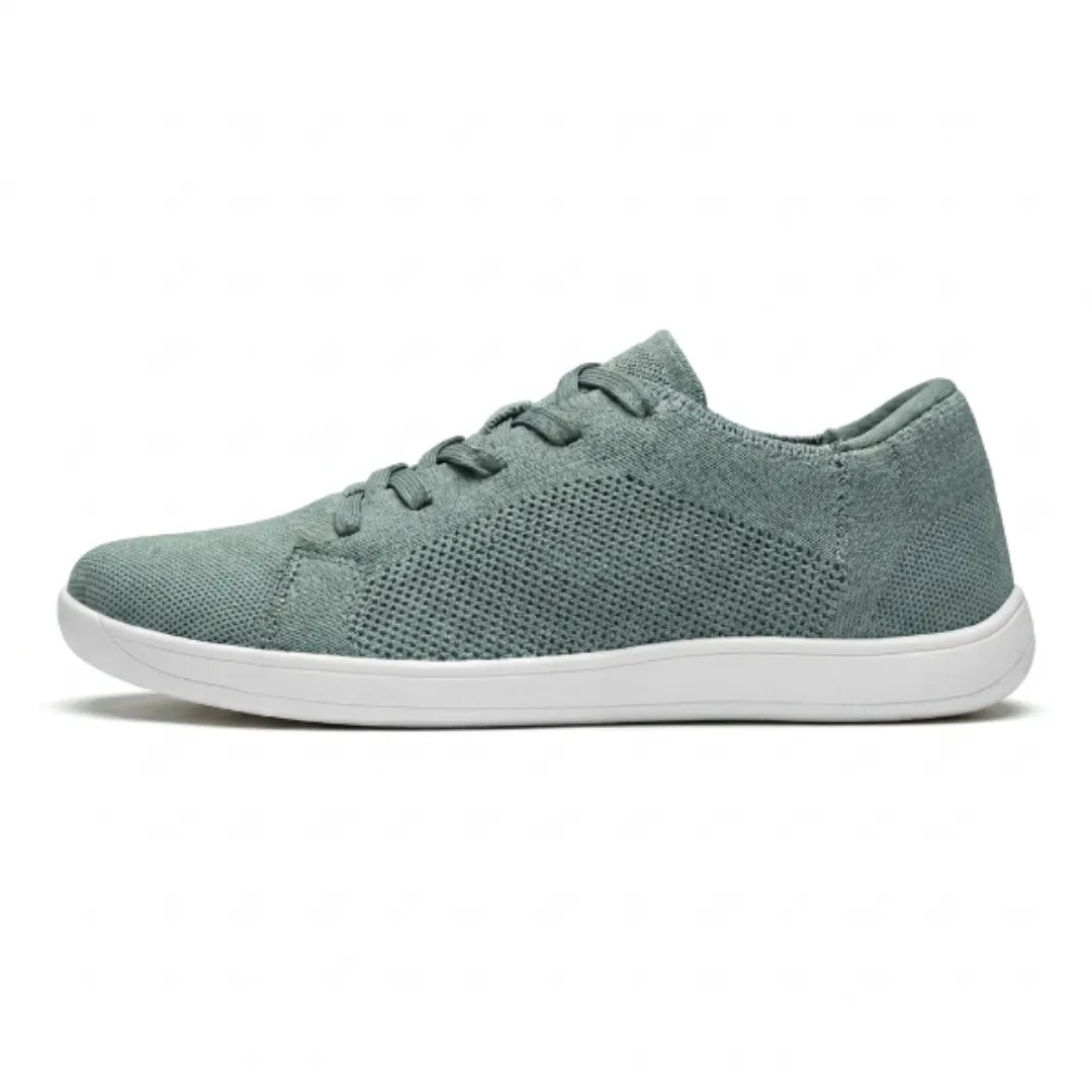 SalieGroene gebreide sneaker met witte zool en veters, van opzij gezien met geperforeerd mesh op de zijkant. 28
