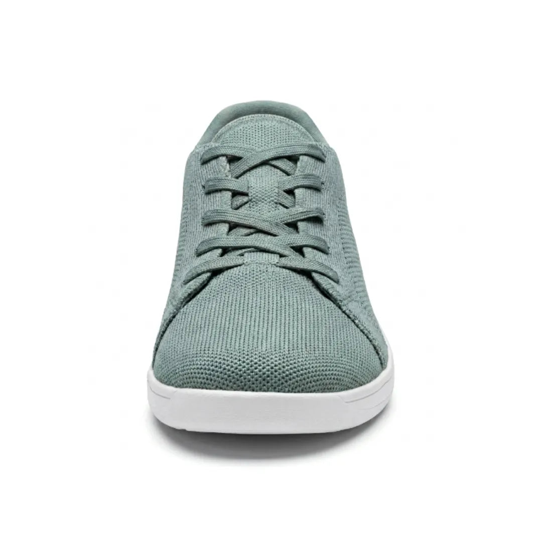 Saliegroene gebreide sneaker met witte zool en veters, recht van voren gezien, met de brede ronde neus. 35