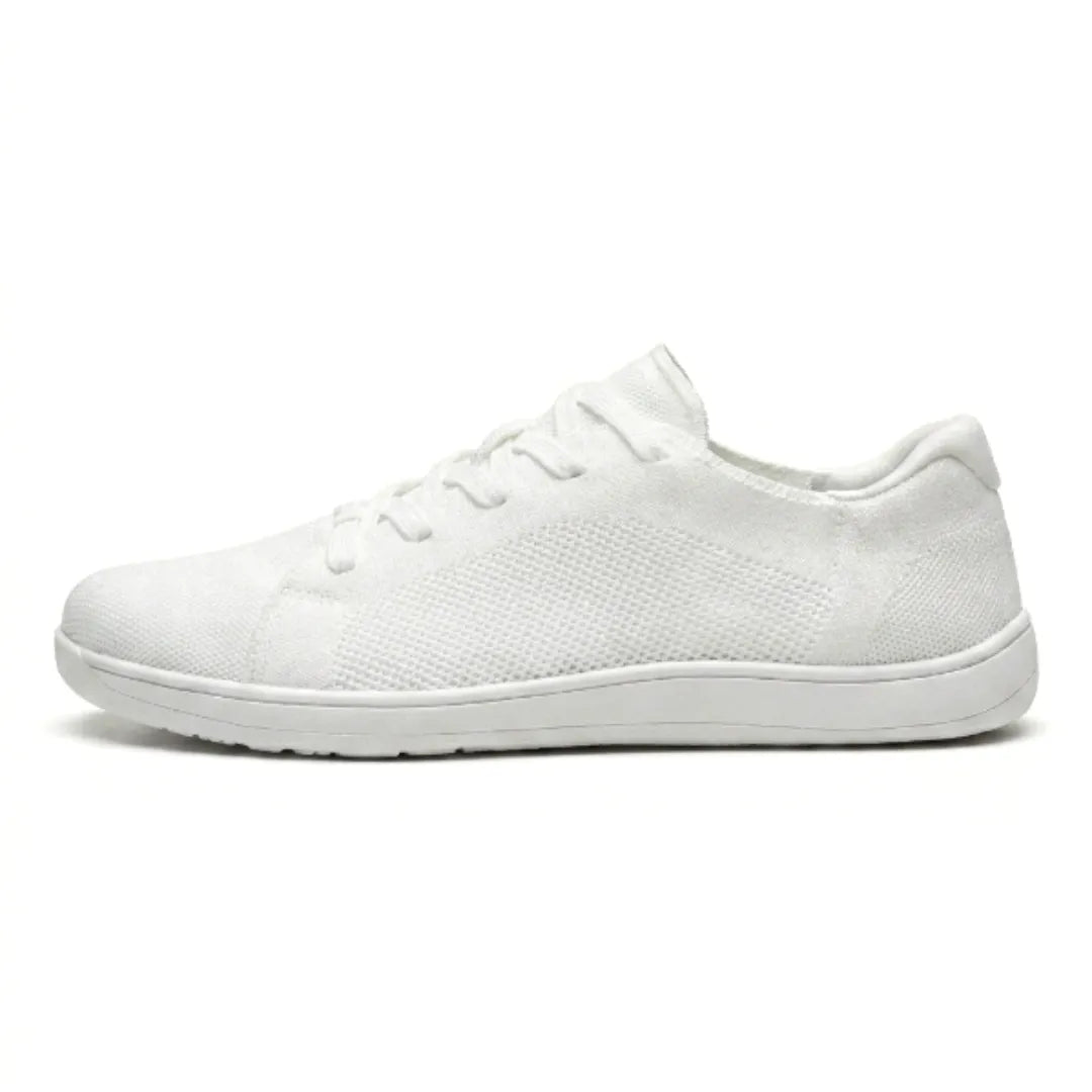 Witte gebreide sneaker met witte zool en veters, van opzij gezien met geperforeerd mesh op de zijkant. 37