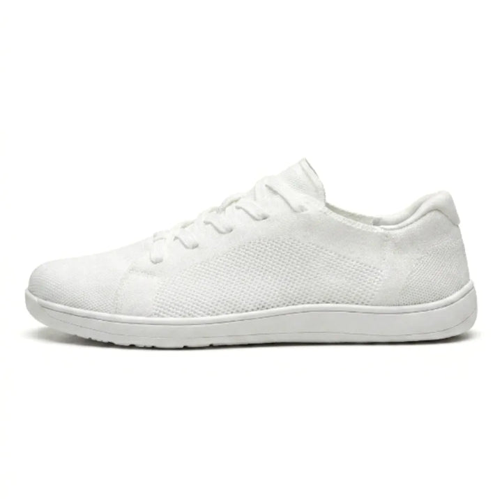 Witte gebreide sneaker met witte zool en veters, van opzij gezien met geperforeerd mesh op de zijkant. 37