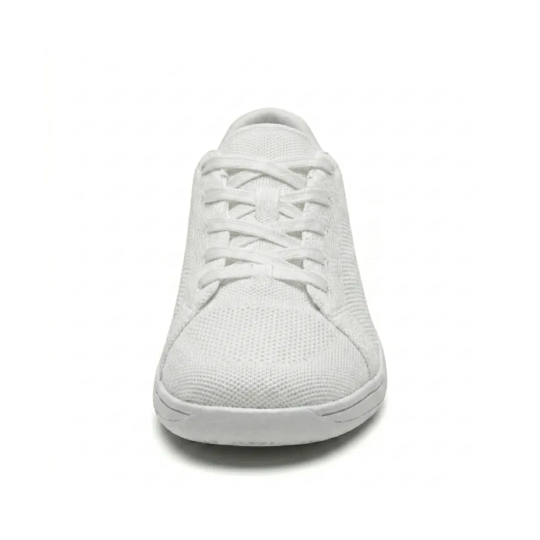 Voorkant van een witte gebreide sneaker met veters, met de brede, ronde neus en platte witte zool goed zichtbaar. 44