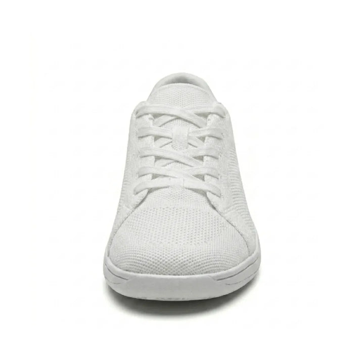 Voorkant van een witte gebreide sneaker met veters, met de brede, ronde neus en platte witte zool goed zichtbaar. 44