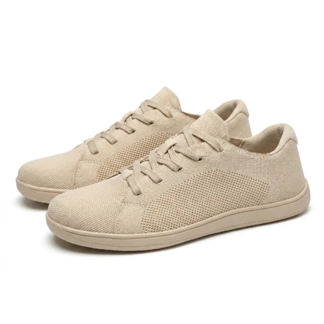 Twee beige mesh sneakers schuin van voren op een witte achtergrond, met veters en een beige zool. 7