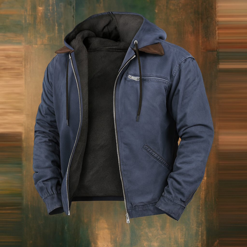 Open blauwe jas met capuchon, zachte zwarte fleecevoering en ritszakken, getoond voor een groenbruine abstracte achtergrond. 4