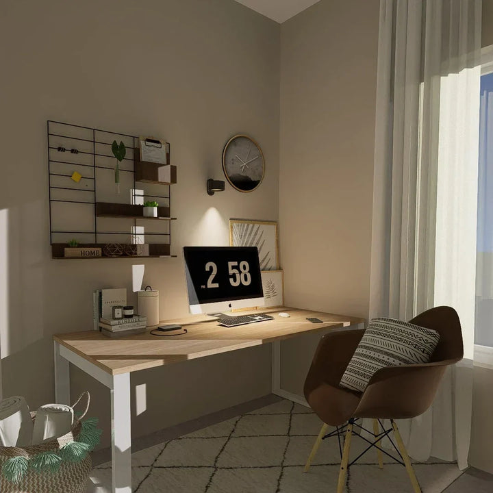 Zwarte wandlamp boven een houten bureau met computer verlicht de werkplek 14