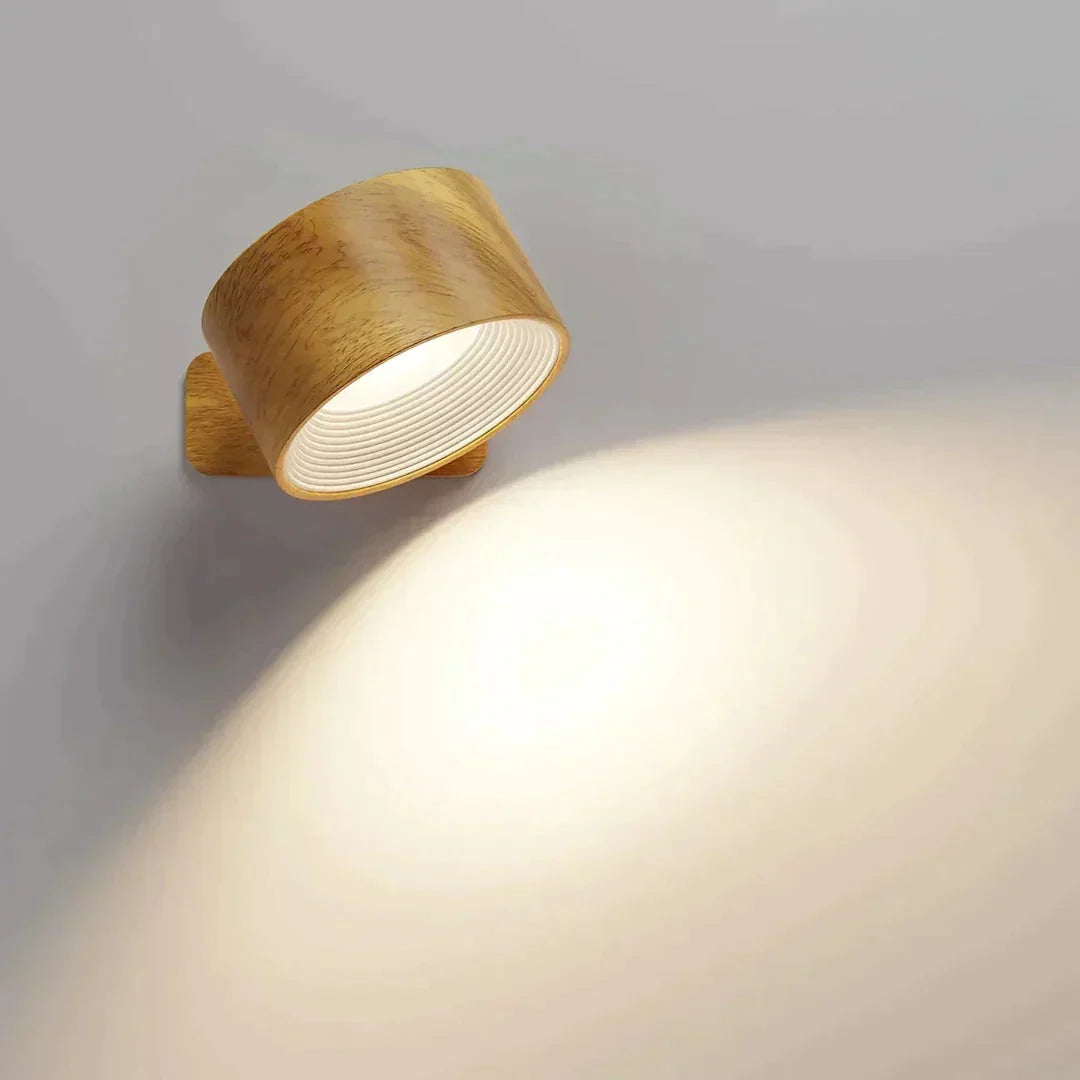 Wandlamp met houtlook behuizing en gegroefde binnenkant, met een brede lichtbundel op de muur 9