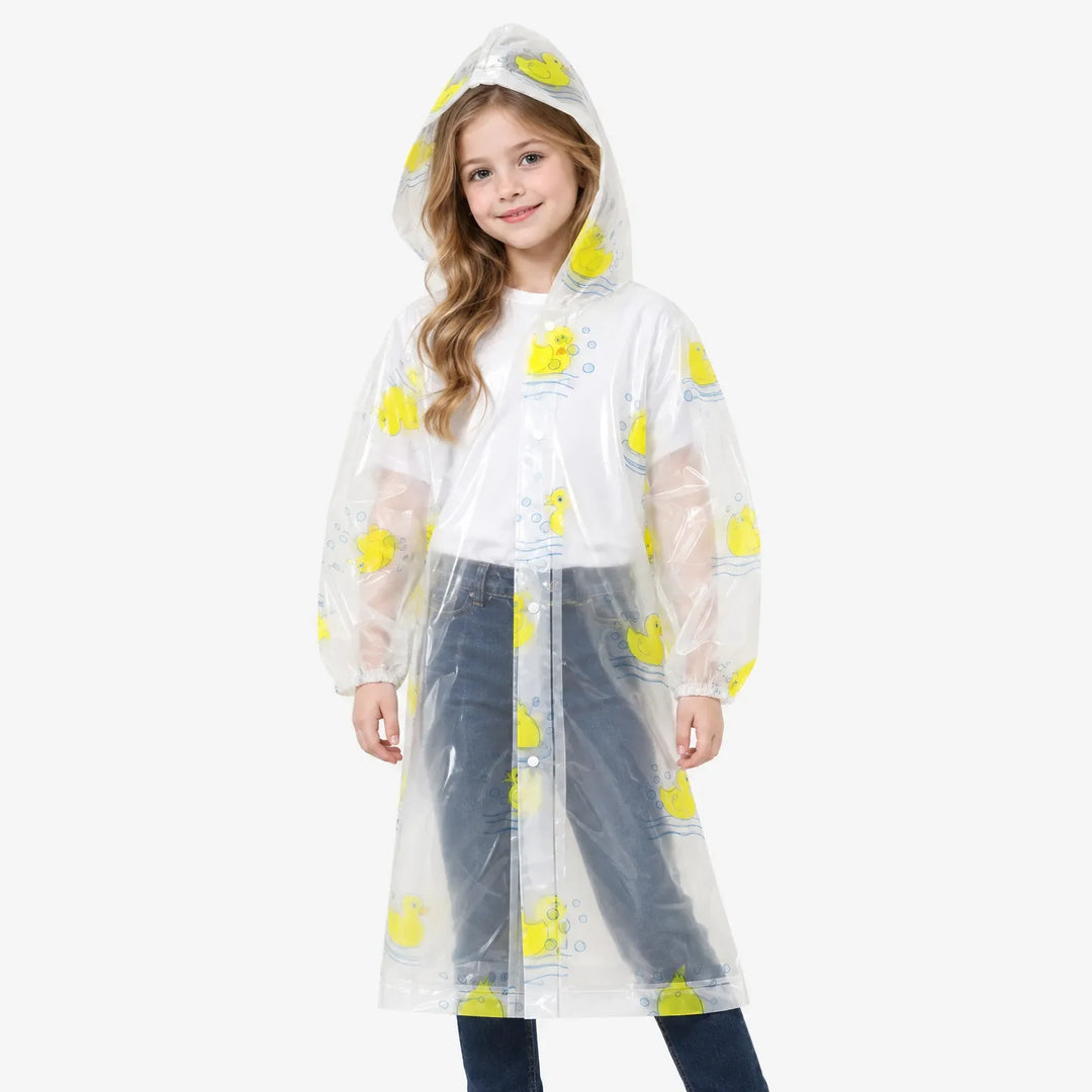 Meisje met lang haar draagt de doorzichtige regenjas met gele badeendjes, de capuchon op, drukknopen dicht en elastiek om de mouwen. 4
