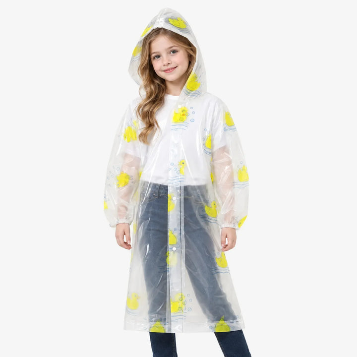 Meisje met lang haar draagt de doorzichtige regenjas met gele badeendjes, de capuchon op, drukknopen dicht en elastiek om de mouwen. 4