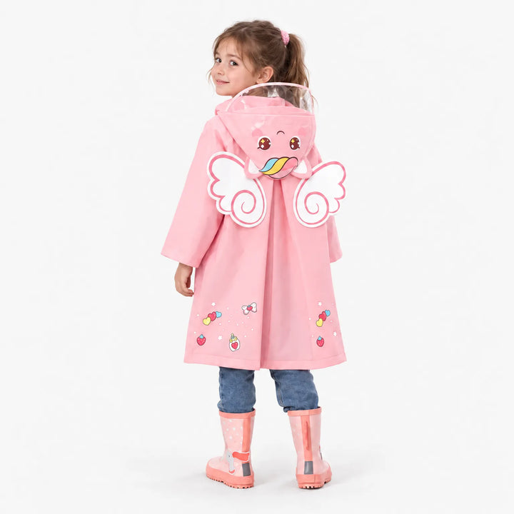 Meisje van achteren in roze regenjas met witte engelenvleugels op de rug, capuchon met gezichtje en bijpassende roze laarzen. 4