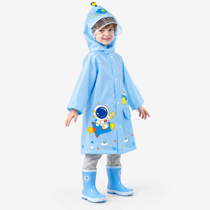 Lachende jongen in lichtblauwe regenjas met astronaut-en-raketprint, doorzichtig klepje aan de capuchon en blauwe regenlaarzen. 5