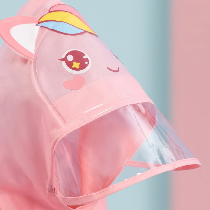 Close-up van de roze capuchon met oortjes, een opgedrukt eenhoorngezichtje en een doorzichtig klepje tegen de regen. 6