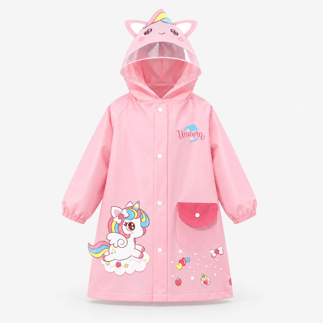 Roze regenjas met eenhoornprint van voren op een witte achtergrond, met oortjes op de capuchon, drukknopen en een rode klepzak. 8