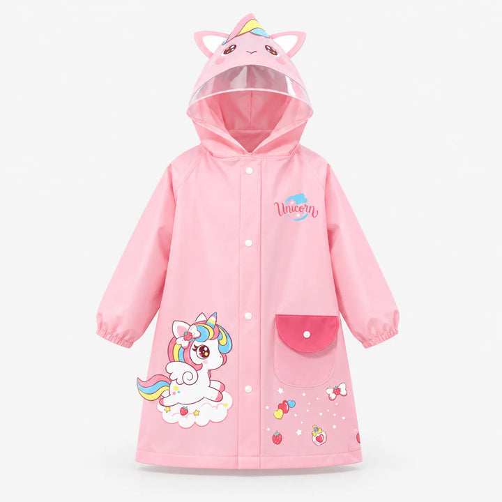 Roze regenjas met eenhoornprint van voren op een witte achtergrond, met oortjes op de capuchon, drukknopen en een rode klepzak. 8