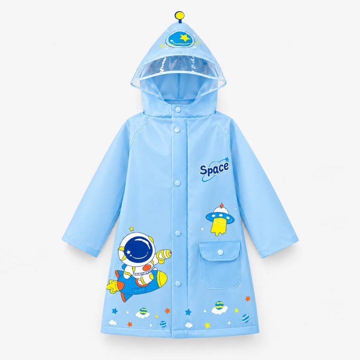Lichtblauwe regenjas met astronaut-op-raketprint van voren op een witte achtergrond, met doorzichtig klepje, drukknopen en een zak met klep. 9